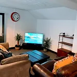 Gorgeous Town Center 3 Bedroom Self Contained Apartment For 1-5 People